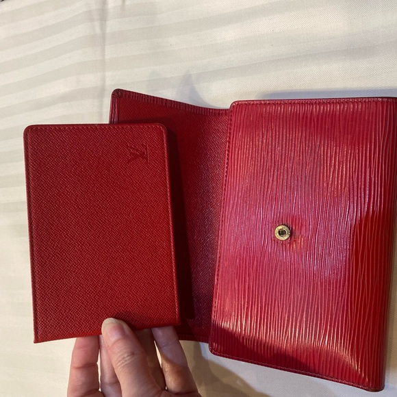 L.V Epi 2 in 1 Trifold wallet Plus ID holder. EUC - Picture 4 of 4